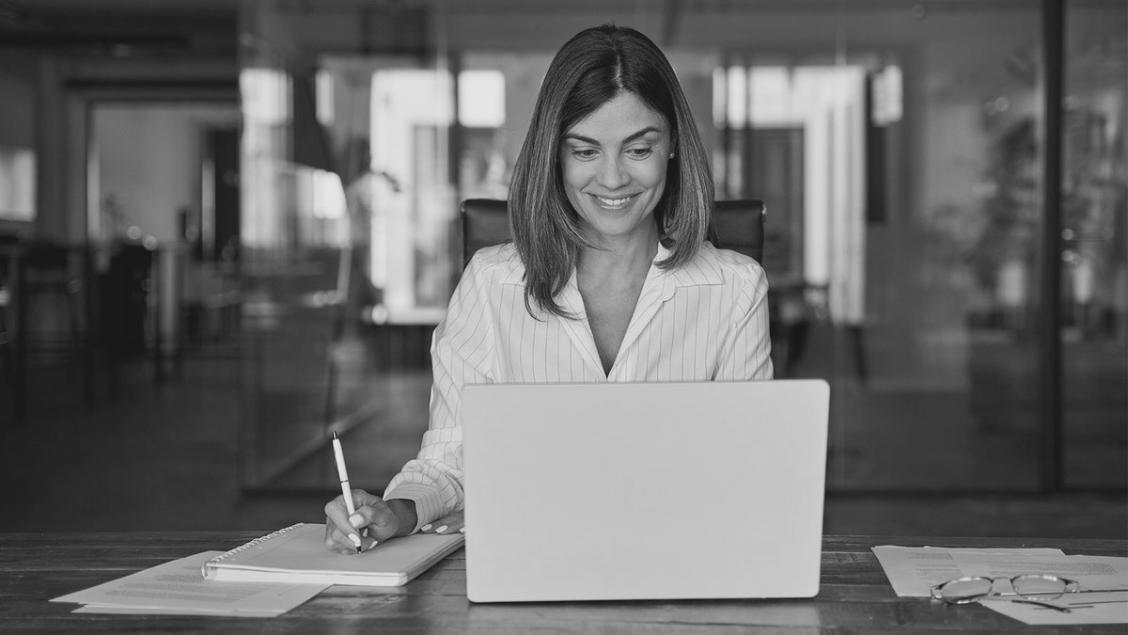 Συμμετέχοντες σε διαδραστική masterclass για οικονομική νοοτροπία